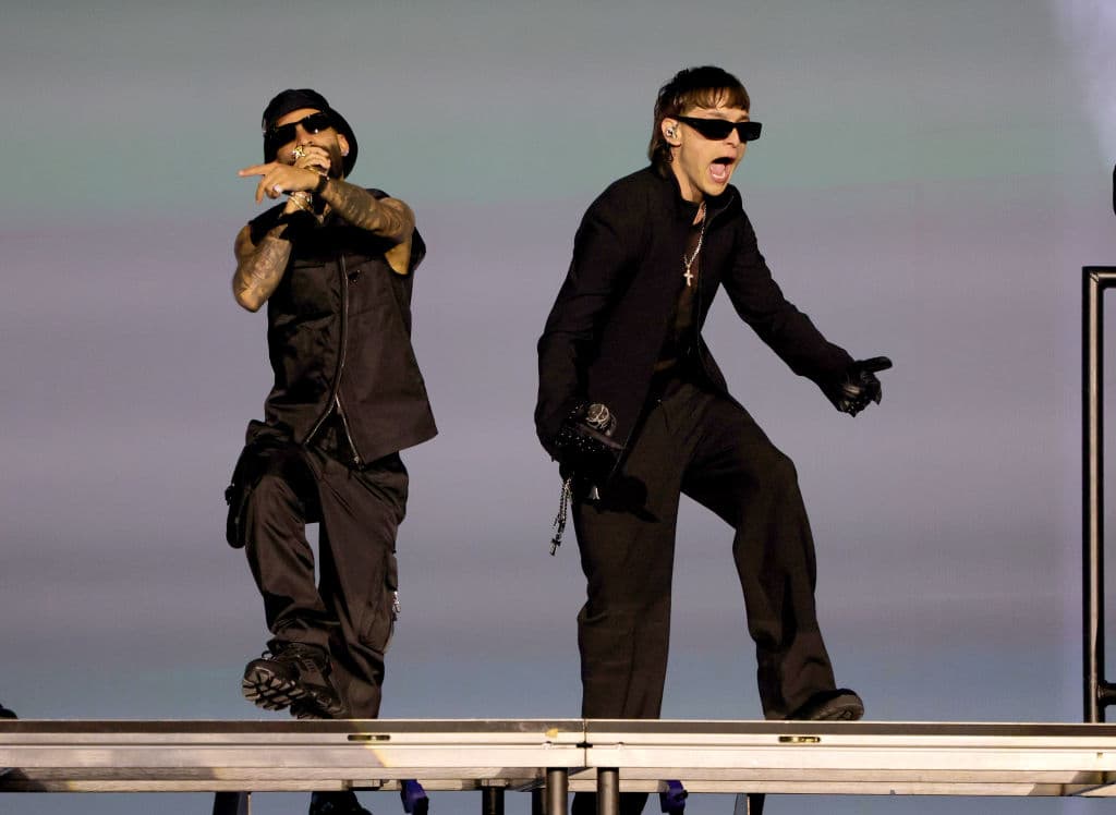 Dos exponentes de géneros completamente distintos unieron su talento en el escenario de los Latin AMAs. Peso Pluma y Arcángel interpretaron 'Peso Completo'.