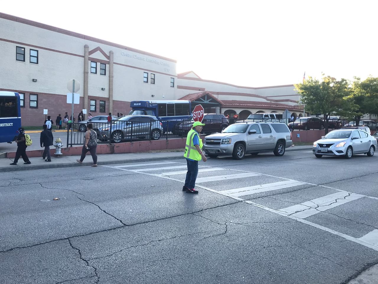 El tránsito al frente de la escuela transcurrió normal gracias a la ayuda de algunos.