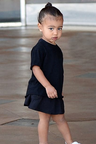 Saliendo de sus clases de ballet.