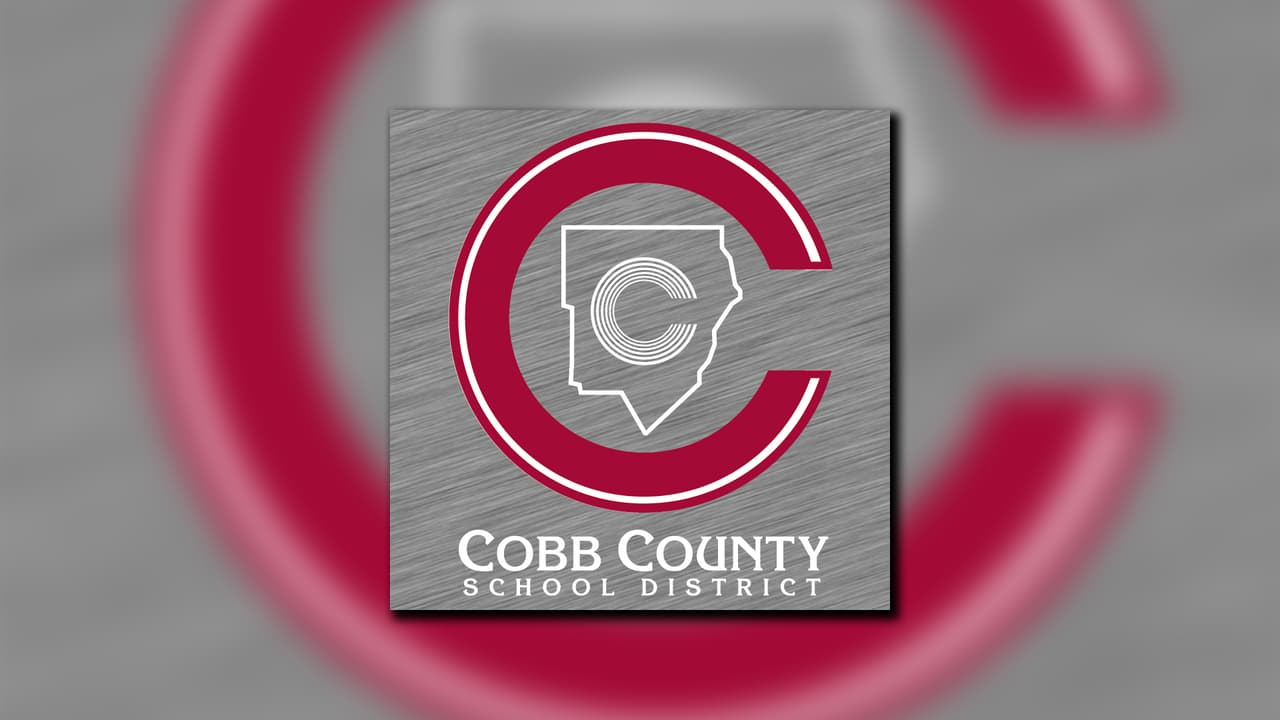 <a href="https://www.univision.com/local/atlanta-wuvg/distrito-escolar-del-condado-de-cobb-anuncia-los-planes-para-reiniciar-las-clases">El Distrito Escolar del Condado de Cobb</a> programó el inicio de las actividades escolares para el 17 de agosto.
<br>
<br>Hay dos modalidades que incluye uno con clases presenciales y otro totalmente remoto o en línea.
<br>
<br>Después de visitar el
<a href="https://www.cobblearningeverywhere.com/" target="_blank"><b>nuevo sitio</b></a> , los padres sabrán qué esperar si eligen el aula presencial, incluidas las precauciones de salud y seguridad, que actualmente están vigentes para garantizar que las instalaciones de Cobb permanezcan lo más sanas y seguras posible. También encontrarán detalles sobre cada modelo de aprendizaje y expectativas tanto para estudiantes como para maestros.
<br>
<br>Entre el lunes 13 de julio y el miércoles 22 de julio, los padres deben iniciar sesión en
<a href="https://parentvue.cobbk12.org/PXP2_Login.aspx" target="_blank"><b>ParentVue</b></a> para elegir el modelo de aprendizaje que mejor funcione para su familia para el semestre de otoño de 2020.
<br>
<br>Los estudiantes que son nuevos en el Distrito deben primero registrarse como estudiantes de Cobb.
<br>