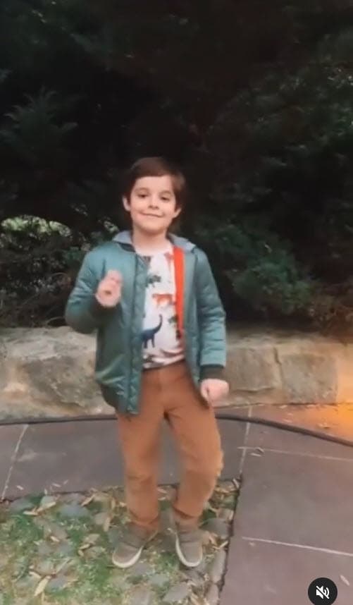 Más allá de la pantalla, a Iker le gusta el baile. "
<b><a href="https://www.instagram.com/iker_garciameza/" target="_blank">Me encanta actuar, bailar, tocar la batería</a></b> y la música", dice en su perfil de Instagram, el cual advierte es supervisado por un adulto.