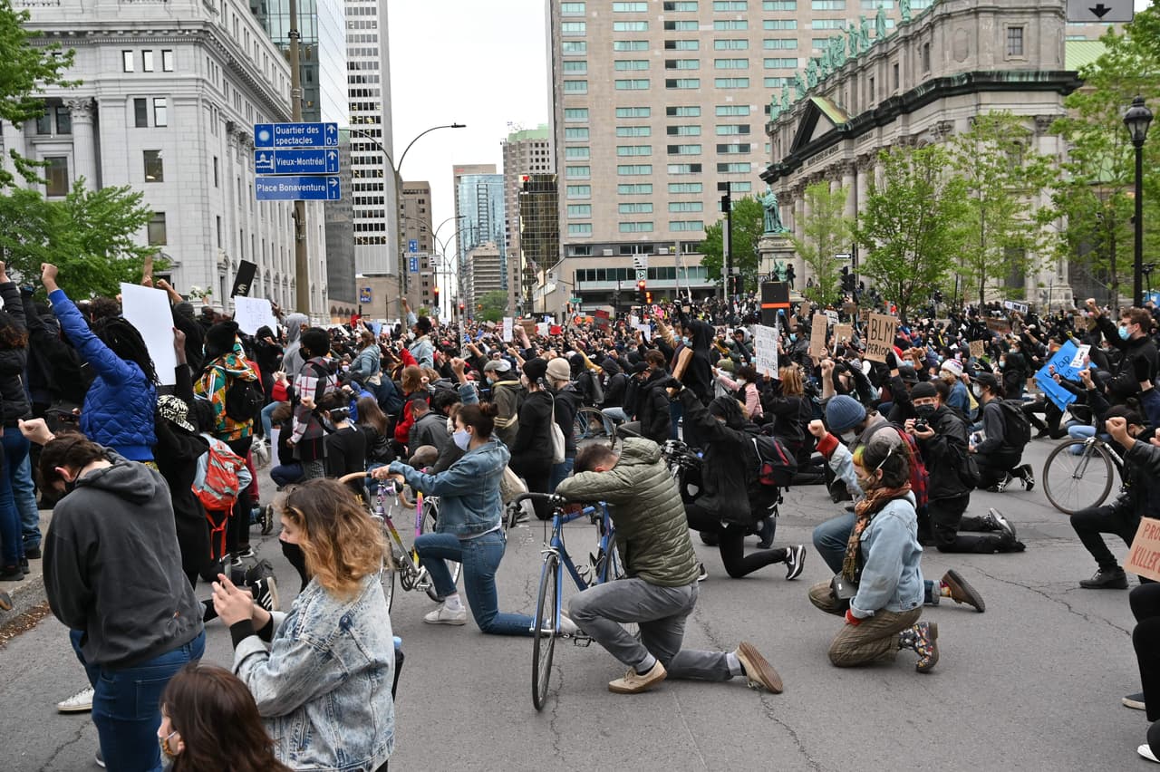 Varios miles de manifestantes marcharon el 31 de mayo en el centro de Montreal, Canadá. En la fotografía el momento en que la multitud se se arrodilló durante un minuto de silencio.
<br>