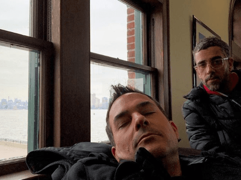 El cansancio con tanto viaje le pegó a nuestro Carlitos Calderón, afortunadamente tenía quien le cuidará el sueño.