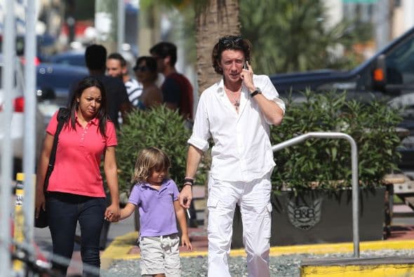 El pequeño Andrea iba detrás respirando todo el humo.