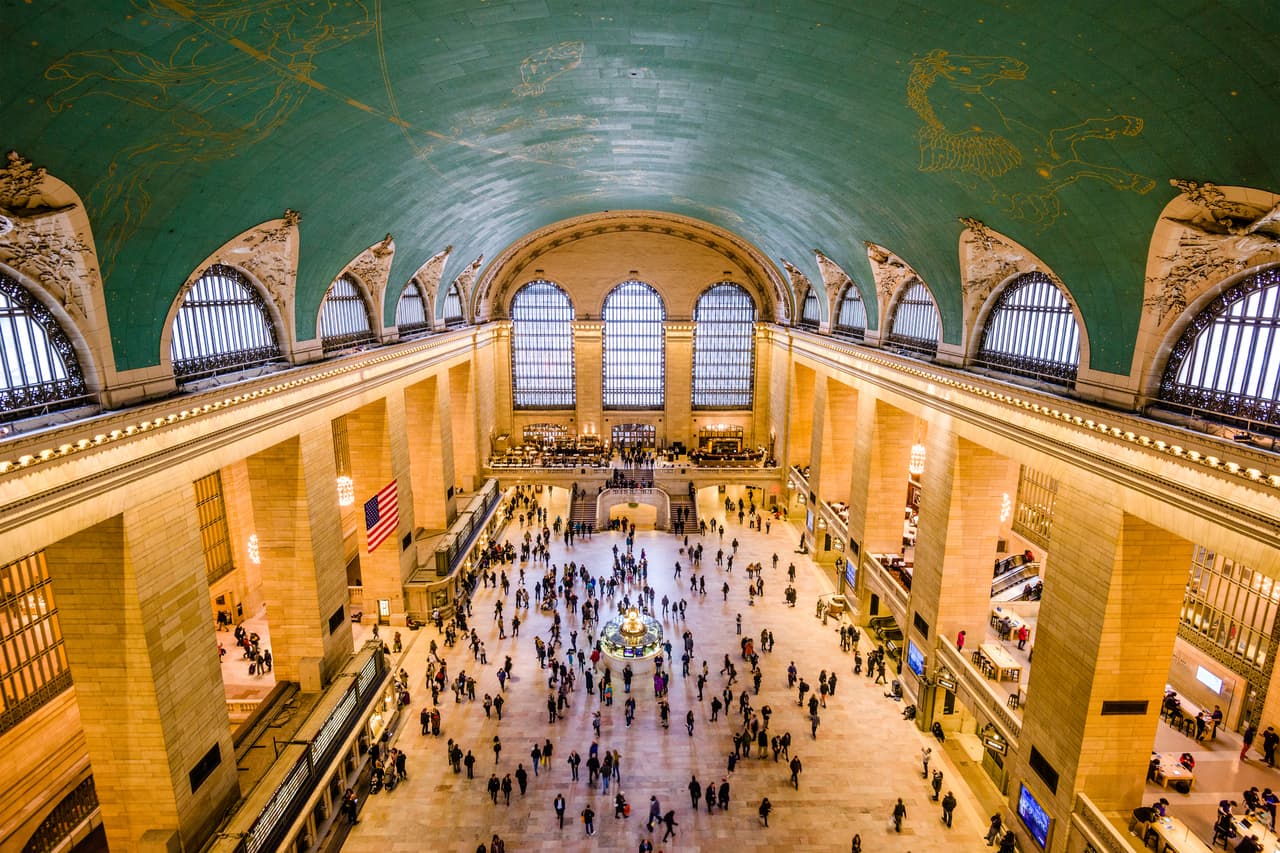 <b>Grand Central Terminal, Nueva York</b>
<br>
<br>El cielo astronómico verde pintado en el techo de la estación central de la Gran Manzana es una obra impresionante. Para muchos pasajeros apurados esta representación de 2,500 estrellas y constelaciones pasa desapercibida, por eso es uno de los íconos escondidos de la ciudad.
<br>