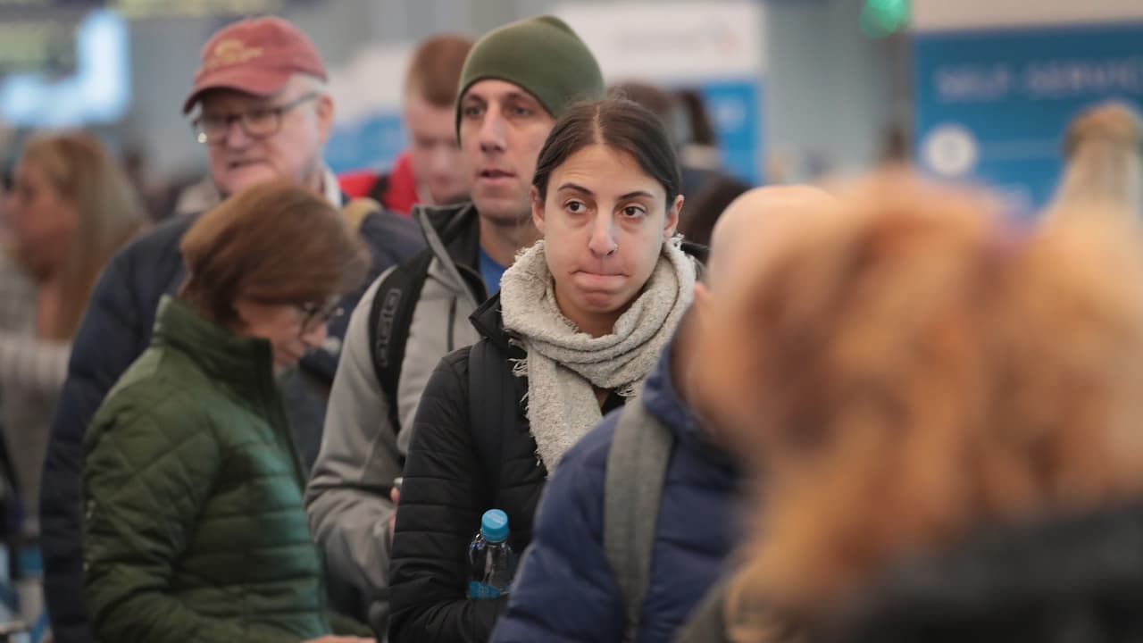 Cancelan más de 500 vuelos en Chicago debido a tormenta invernal