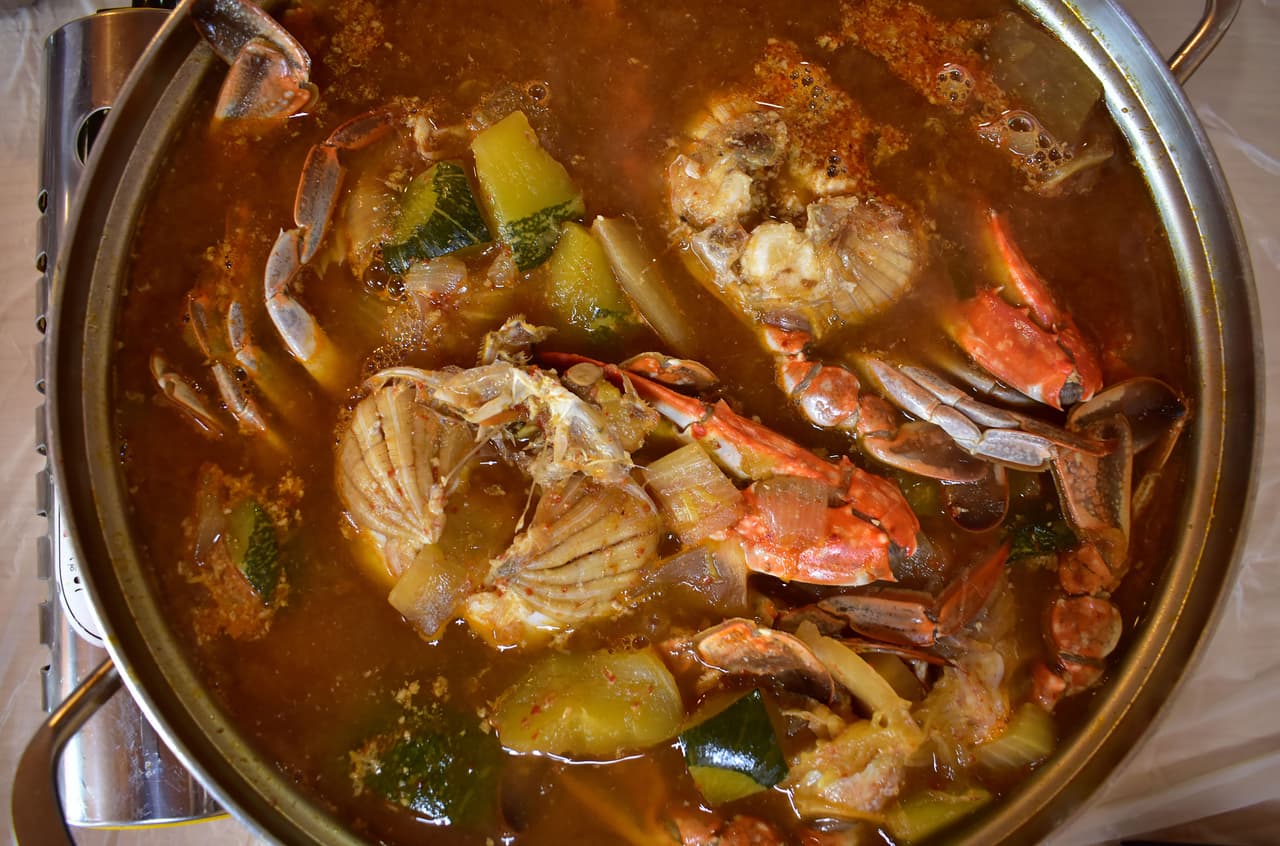 <b>Gumbo</b>
<br>
<br>
<b>Orígen: Louisiana (Estados Unidos)</b>
<br>
<br>Varias culturas y sabores se fusionan en esta sopa sustanciosa, protagonista de la interesante gastronomía de Louisiana, influenciada por las cocinas de África occidental, los nativos choctaw y los franceses.
<br>
<br>Hay muchas formas de prepararla, pero las versiones con mariscos, pollo y salchichas se encuentran entre las más populares hoy en día.
<br>
<br>Esta especialidad sureña es la única estadounidense en esta lista de las mejores sopas del mundo.
<br>