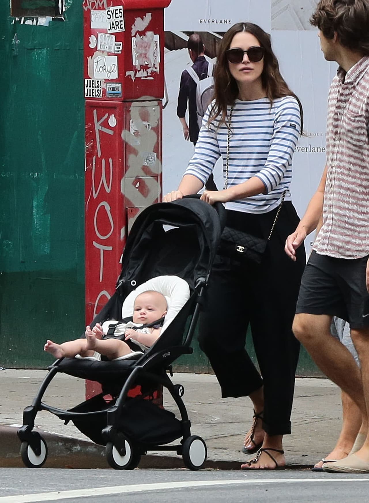 Pudimos observar como Keira Knightley ya presume un poco a su bebé, con un outfit muy relajado demuestra que sentirse cómoda no está peleado con tener un buen look. Lució fresca, ligera justo para este final de verano.