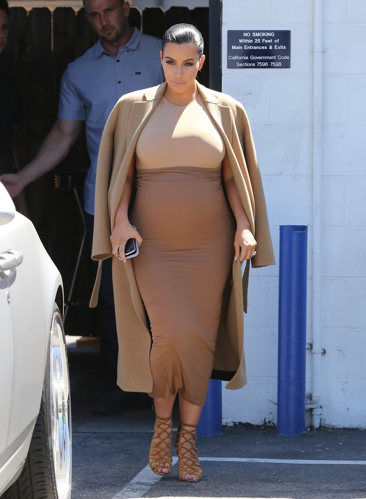 Lo sentimos pero esta semana Kim Kardashian se encuentra entre las peores de la semana porque las prendas tan entalladas que utiliza más que favorecerle, la hacen ver fatal. Además su look monocromático dejo mucho que desear. ¡Lo sentimos Kim!