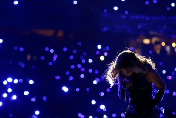 Ni el mejor guionista de Hollywood hubiese podido escribir un libreto mejor que el Super Bowl 2013. Con lágrimas, risas, entretenimiento, estupor, suspenso, miedo y mucha emoción, este Super Bowl “tuvo de todo un mucho”. El coro de la escuela de Newtown que sufrió en diciembre una matanza que conmocionó al mundo, con 26 niños de la escuela primaria Sandy Hook, abrió la ceremonia previa al partido con la canción "America The Beautiful", al lado de la actriz y cantante Jennifer Hudson. Los estudiantes llevaban lazos verdes en homenaje a los 20 niños y 6 adultos asesinados en Sandy Hook el pasado 14 de diciembre, y durante su actuación muchos de los jugadores y espectadores apenas pudieron contener las lágrimas. Después le tocó el turno a Alicia Keys, quien al piano y con un sexy vestido rojo de tirantes interpretó el himno nacional estadounidense, agregando algunas palabras en la estrofa final, ante el estupor de algunos. La actuación musical del descanso, la más esperada siempre, correspondió este año a Beyoncé y llegó precedida de la polémica después de que la estrella admitiera que cantó el himno nacional en falso directo, sobre una canción pregrabada, durante la ceremonia de la segunda investidura presidencial de Barack Obama. La artista con mucha fuerza y sin dejar de bailar sobre un escenario con fuegos artificiales y luces con la forma de su rostro y su larga melena, vistiendo un conjunto de cuero negro de Rubin Singer, con guantes a juego y botines de tacón, y acompañada de más de 100 bailarines repasó algunos de sus éxitos como "Love on Top", "Crazy in Love", "Baby Boi" y "Till the End of Time". Se unieron a ella después Kelly Rowland y Michelle Williams, sus compañeras en el ya disuelto grupo Destiny's Child y vestidas también de negro. Las tres cantaron y bailaron sincronizadas "Independent Woman" y "Single Ladies (Put A Ring On It)". En el tercer cuarto del partido se produjo un inesperado apagón, que duró 34 minutos, y que fundió a negro las televisiones de millones de hogares en todo el país y dejó en blanco a los presentadores de la cadena CBS, la encargada de la retransmisión. Con cada bloque de treinta segundos de publicidad vendido a un precio de entre 3,7 y 3,8 millones de dólares, los dos anuncios de Chrysler estuvieron entre los mejores, según un sondeo realizado por The Wall Street Journal a ejecutivos publicitarios y espectadores, pero según USA Today el primer lugar correspondió a Budweisser. También fueron muy comentados en Twitter los de Taco Bell y Doritos, en una noche en la que rostros conocidos como los actores de comedia Amy Poehler ("Parks and Recreation"), Tracy Morgan ("30 Rock") y Kaley Cuoco ("The Big Bang Theory"), y la modelo Bar Refaeli se colaron en algunos de los anuncios.
