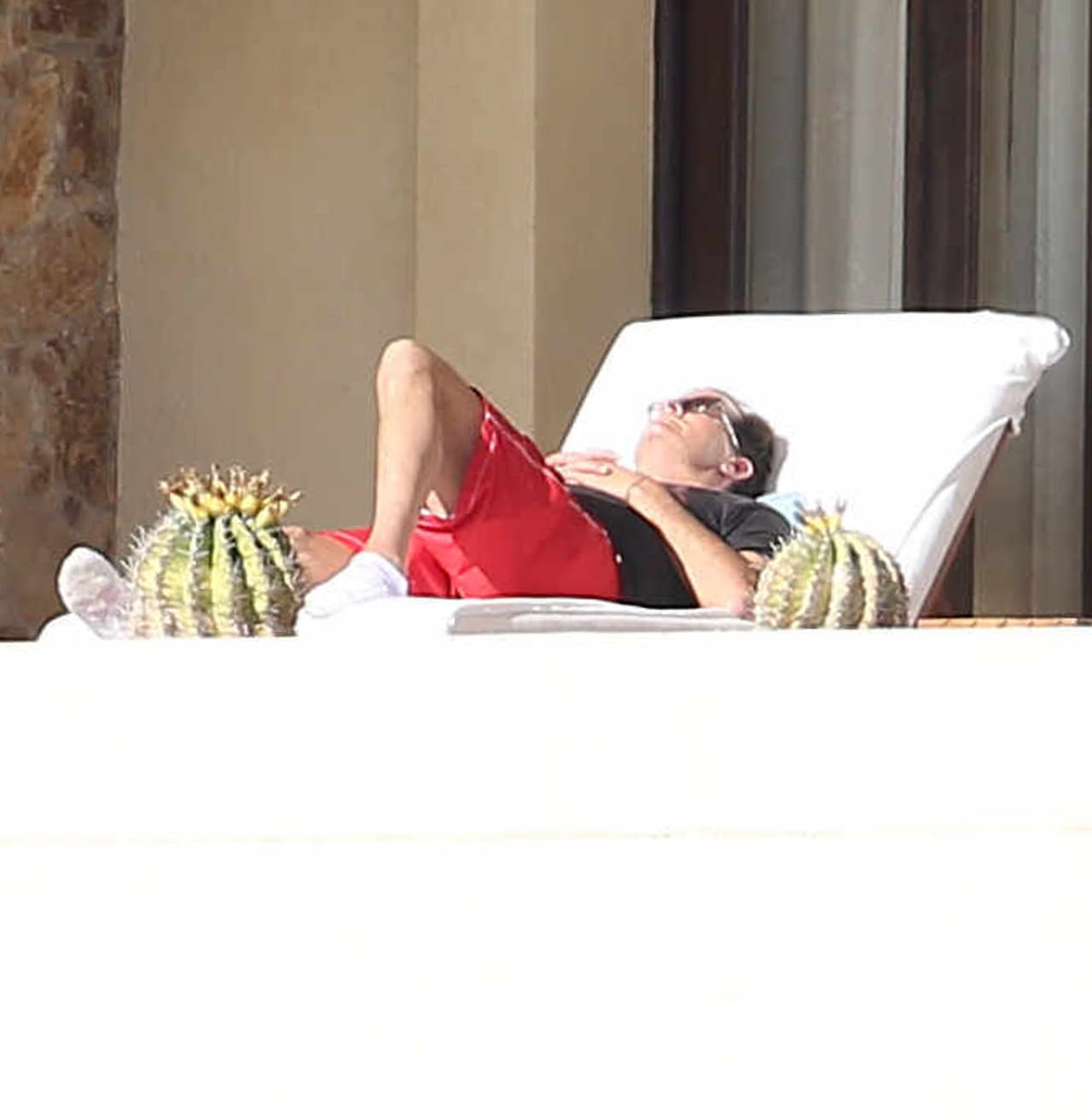 Charlie tomó una siesta acostadito en el camastro.