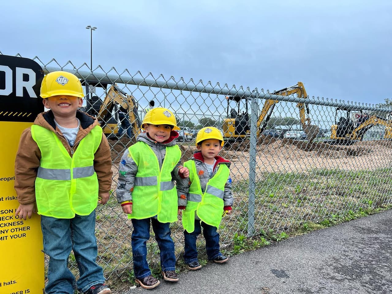 <h2 class="cms-H2-H2">Seguridad en Dig World</h2>
<br>
<br>Los más pequeños andan con casco y sus chalecos fluorescentes, porque en el mundo de la construcción la seguridad es primero. Y esto encanta a las mamás como Victoria Zamora, quien opinó en las reseñas de Google: ¡Mi hijo se lo pasó genial! El increíble personal fue muy servicial y tuvo paciencia con nosotros. El propietario es muy entusiasta y cariñoso.
