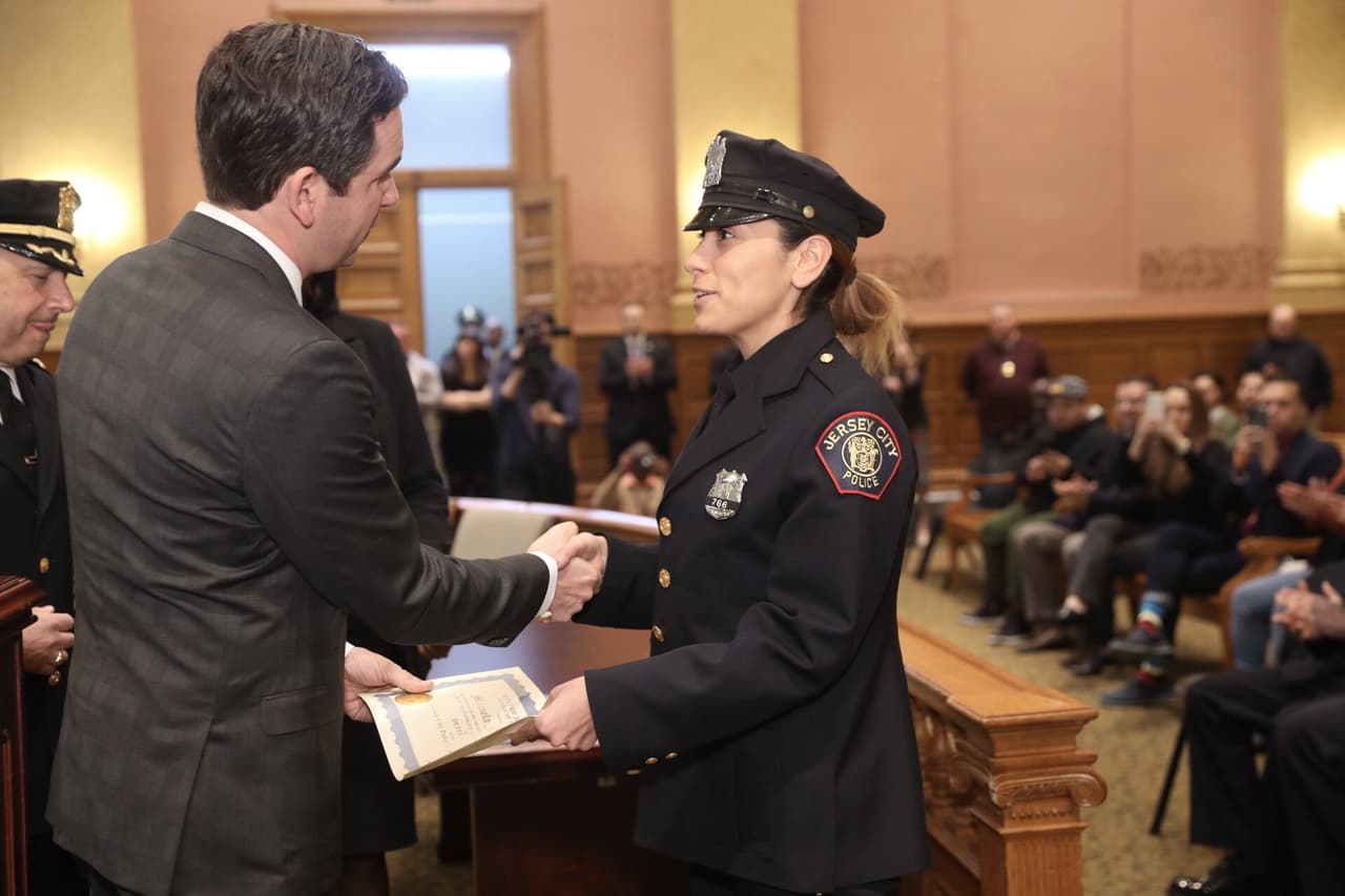 Reconocen y ascienden a primeros oficiales en responder al tiroteo en Jersey City el pasado 10 de diciembre.