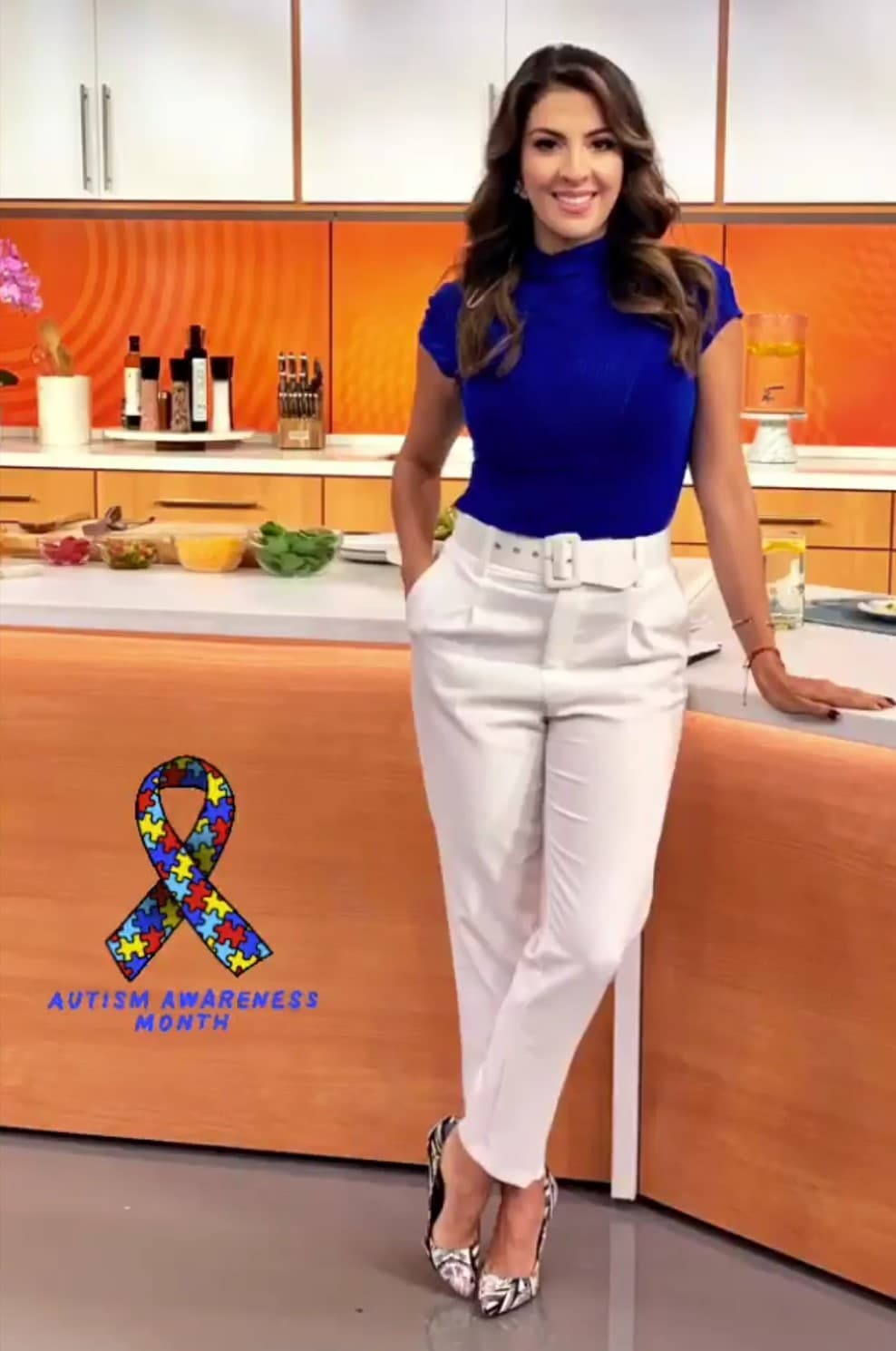 En una historia de Instagram pudimos apreciar el look de Maity en azul, combinándolo con el blanco. Ella también se unió a la causa agregando el símbolo que representa al trastorno.
<br>