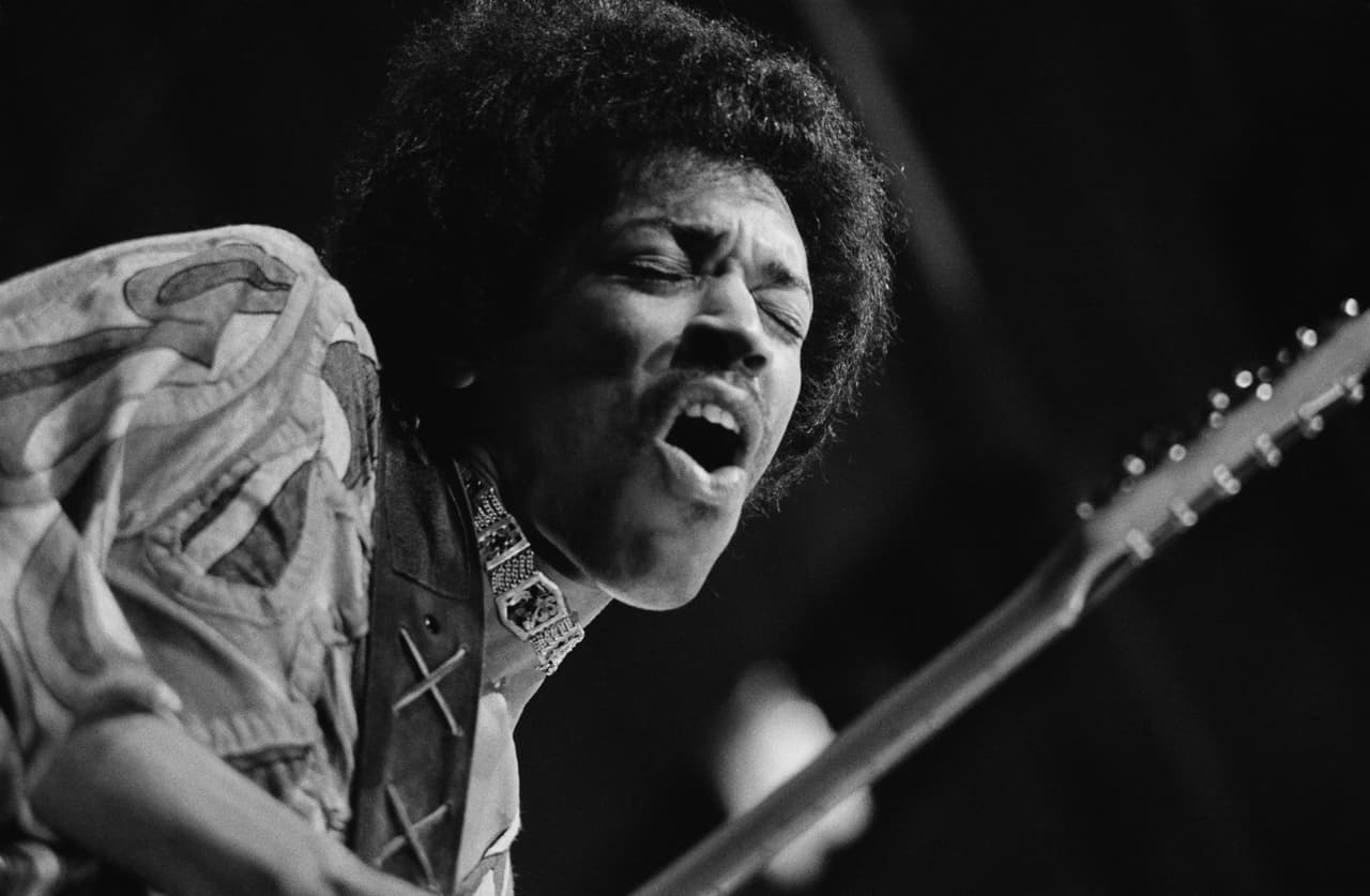 <b><a href="https://www.univision.com/entretenimiento/cine/jimi-la-historia-de-jimi-hendrix-video" target="_blank">Jimi Hendrix</a></b> deslumbró con su virtuosismo en la guitarra y el movimiento de la sicodelia en la música.
<br>