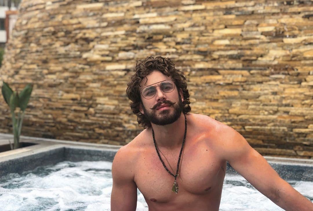 "Estoy muy feliz ahorita. Estoy muy feliz, es lo único que les puedo decir, no quiero ahondar más en el tema. Estoy muy contento en este momento, entonces, no tengo necesidad de andar buscando más cosas", puntualizó.