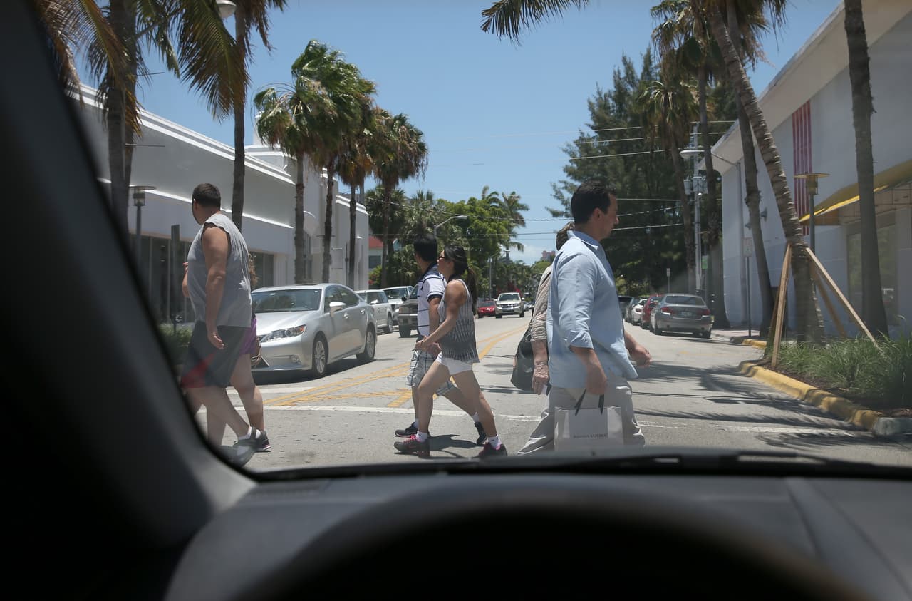 Peatones cruzan una calle en Miami Beach, una zona ocupa el lugar número 11 del país en la lista de las áreas metropolitanas más peligrosas para los viandantes.