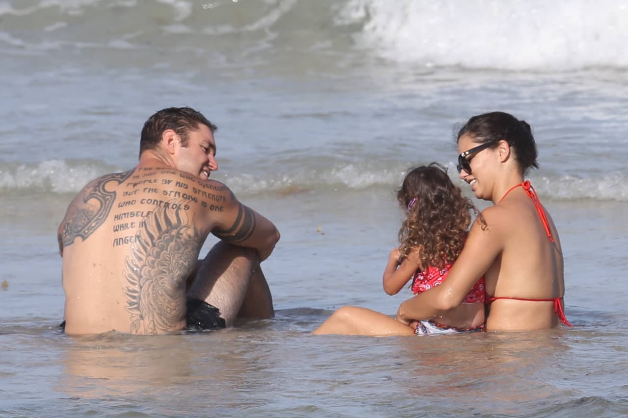 Él hacía lo propio comunicándose con las pequeñas.