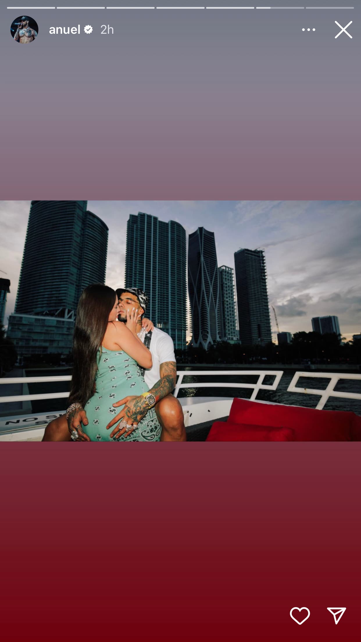 La primera vez que apareció con ella fue el pasado 4 de julio cuando él compartió esta foto con ella en Instagram. En esa ocasión, la chica estaba casi de espaldas a la cámara.
<br>