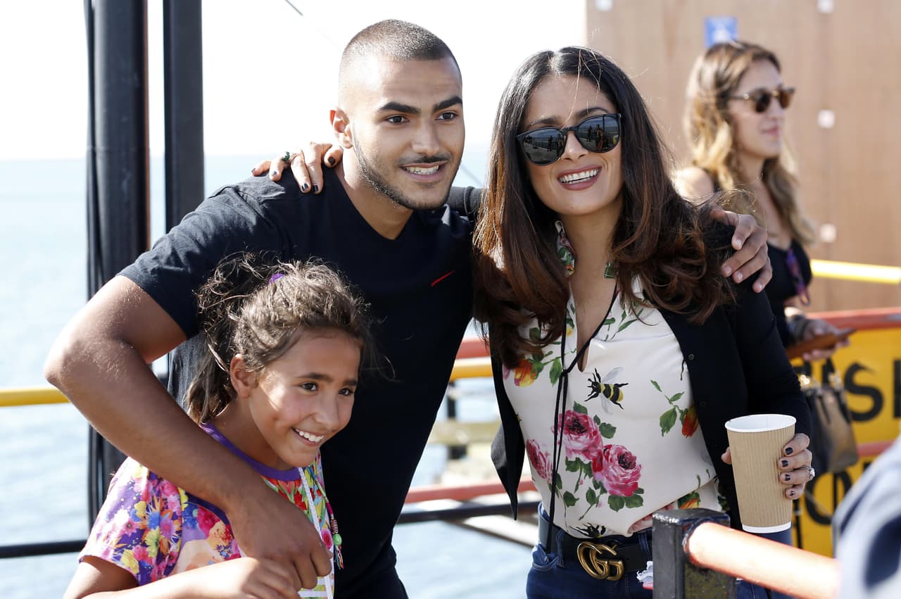 Dos chicos reconocieron a Salma y le pidieron una foto, a la cual accedió muy sonriente.