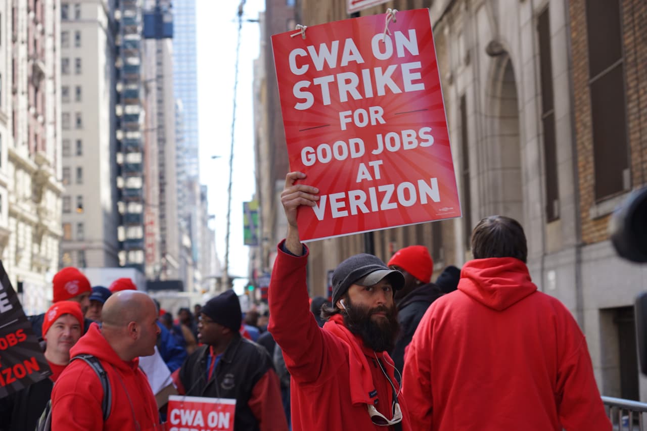 Se deja sentir en las calles de NYC la huelga contra Verizon