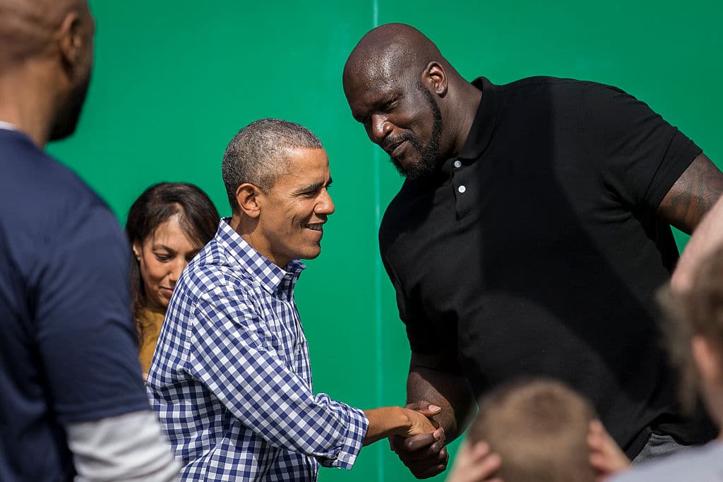 El presidente Obama saluda al exjugador de la NBA Shaquille O'Neal en la cancha de baloncesto