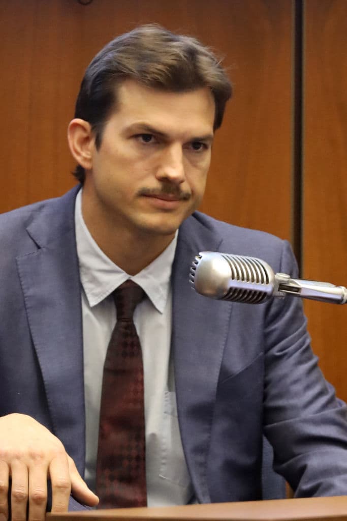 Este miércoles 29 de mayo el actor Ashton Kutcher declaró ante el un jurado que se estaba "volviendo loco" tras enterarse que la joven con la que tendría una cita fue asesinada poco tiempo después que hablaran por teléfono.
<br>