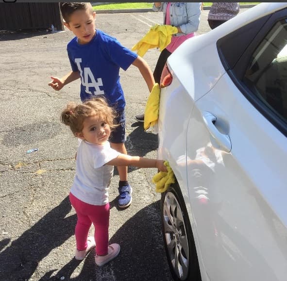 Una valiosa ayuda la dieron los pequeños, la carita de esta niña lo dice todo, no por el hecho de limpiar autos, sino por el hecho de que estuvieron ahí dando un gran ejemplo de motivación y de unión entre las familias latinas.