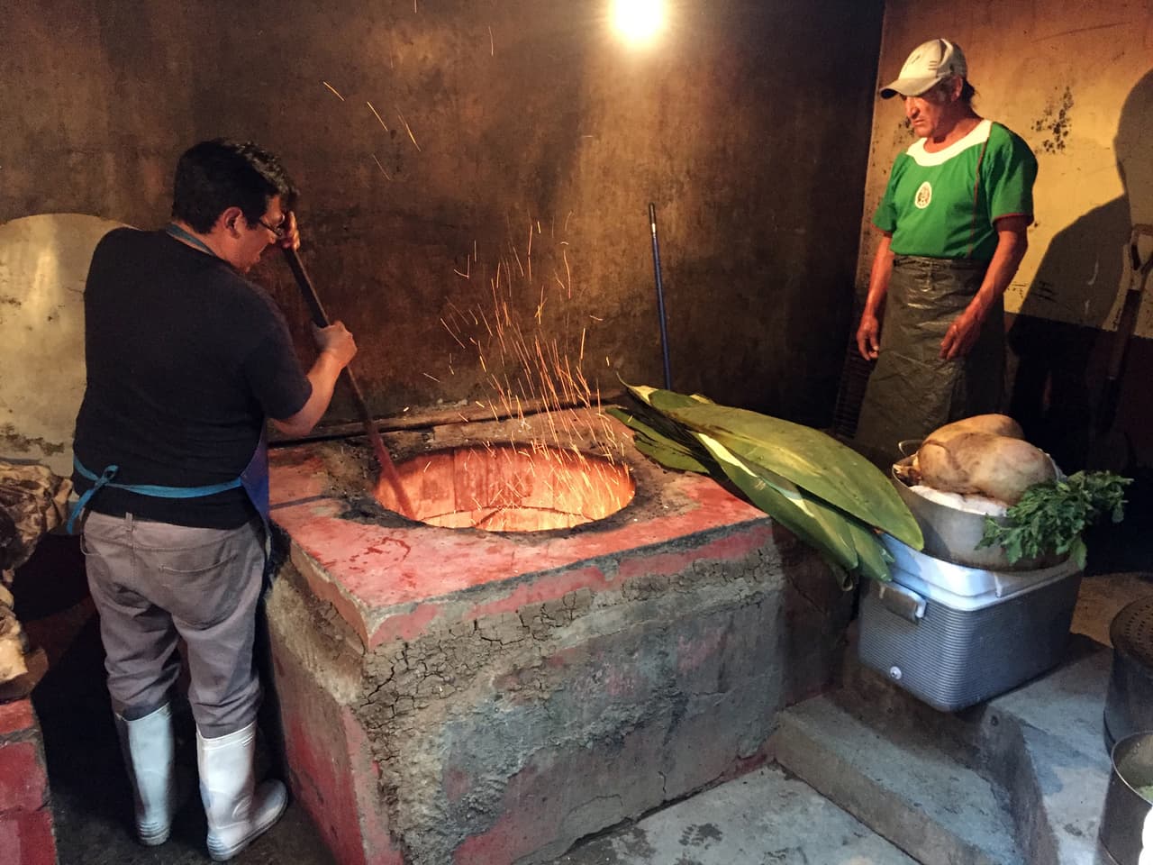 Paco es el único miembro de la familia Martínez en México que conserva la tradición de cocinar la barbacoa tradicional en hoyo. Éste lo construyeron entre él y su padre, haciendo pruebas durante años hasta que dieron con los mejores materiales para conservar el calor.