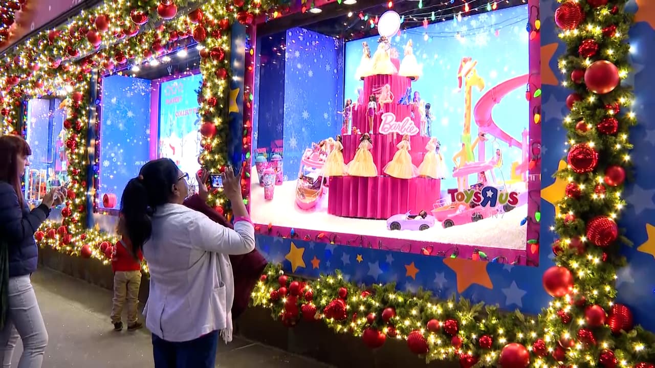 La temporada de compras navideñas inició en Manhattan la tarde del jueves con la inauguración de los tradicionales escaparates navideños de los grandes almacenes.