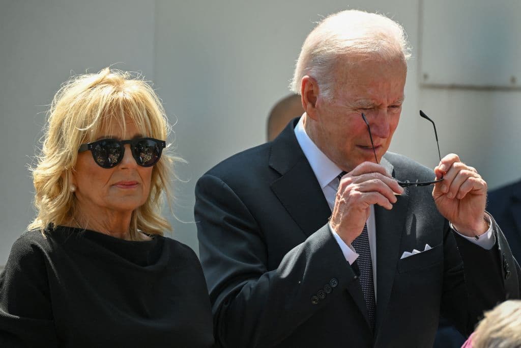 Tras rendir honor a las víctimas en su visita al memorial, Joe Biden y su esposa salieron escoltados rumbo a la Iglesia del Sagrado Corazón de Jesús, en Uvalde, donde participarán en una misa de caracter privado. Más tarde, sostendrán una reunión a puerta cerrada con las autoridades locales y los deudos de las 21 personas asesinadas.