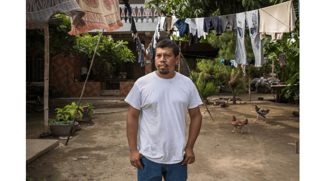 Jorge Matías dice que se está adaptando a la vida en Guatemala, país del que salió siendo adolescente en 2003. Ahora vive con parientes en la casa construida con las mensualidades que le envió a su madre con lo que ganaba en Chicago.