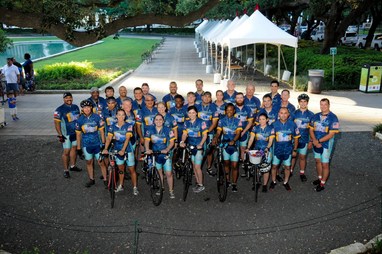 Policías de Houston inician viaje de 2,500 millas en bicicleta por una buena causa 