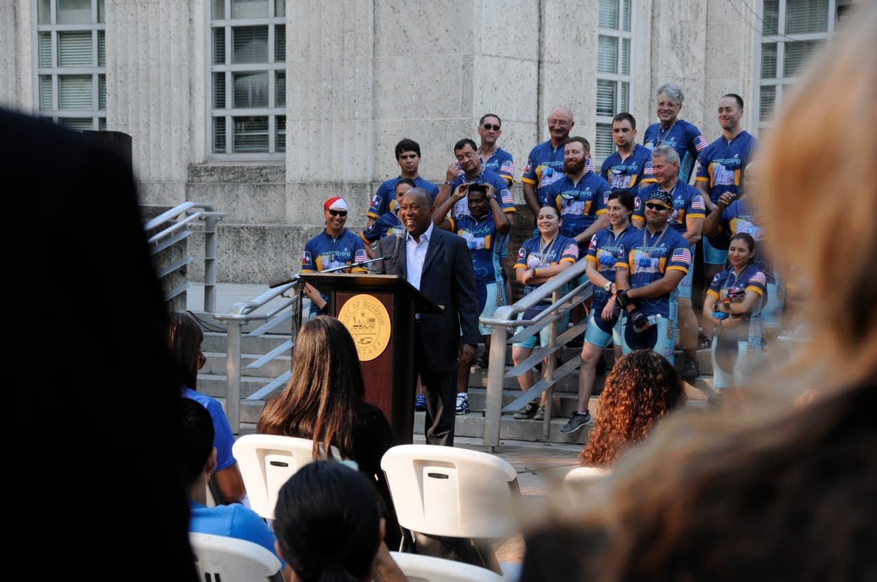 El alcalde de Houston, Sylvester Turner, en la ceremonia que precedió la salida de los ciclistas.