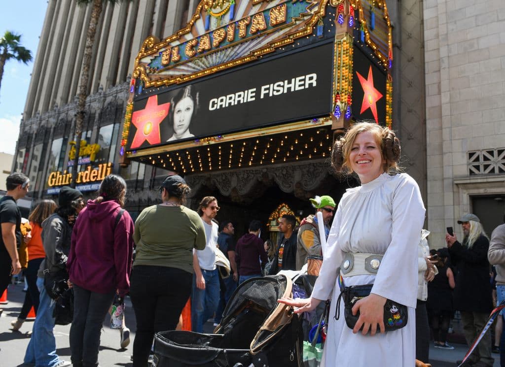 Fans de la saga 'Star Wars' llegaron vestidas como la princesa Leia para el debut de la estrella de Carrie Fisher. Esta está localizada al lado del histórico teatro El Capitán.
