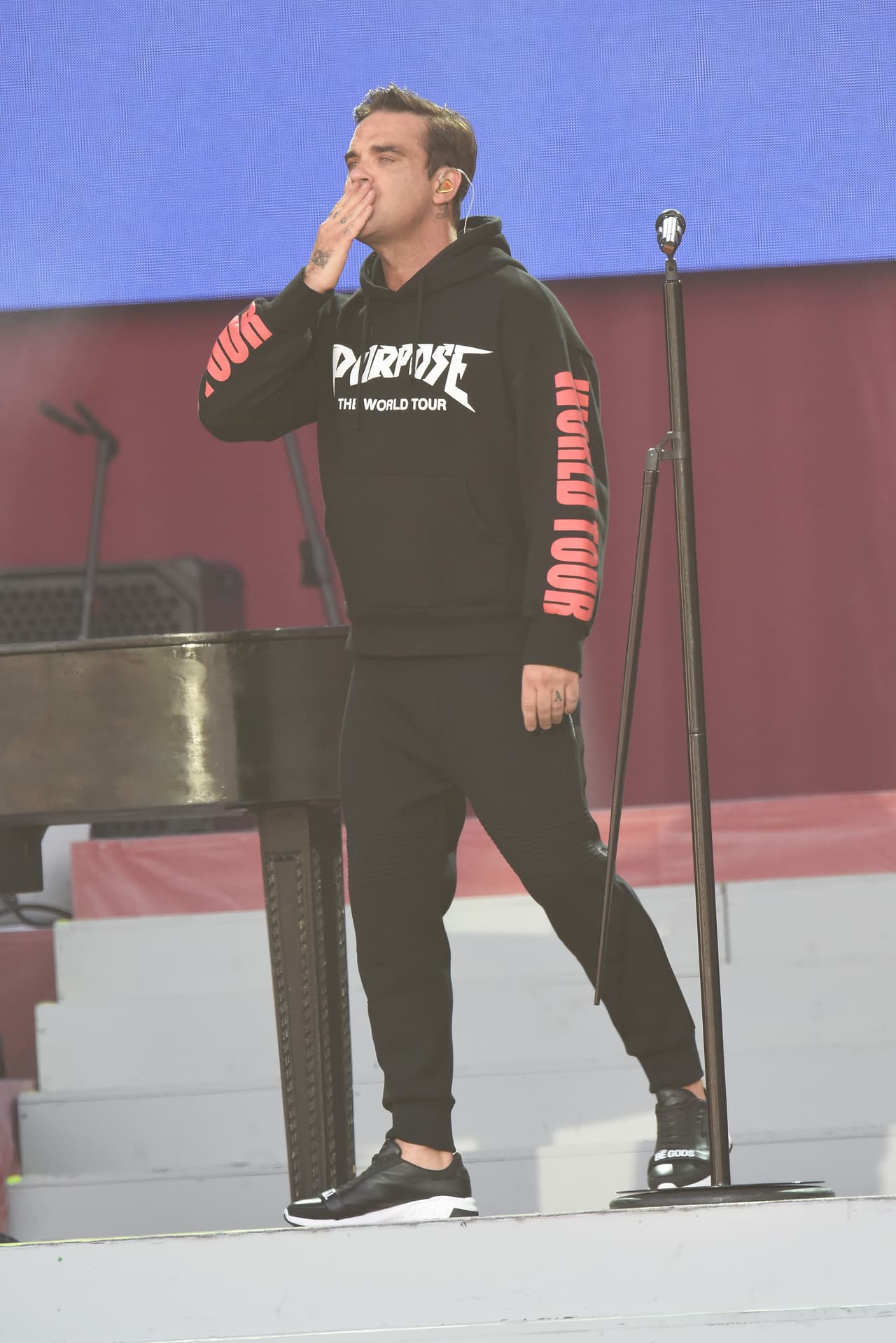 El cantante se mostró conmovido, envió un beso al público y recordó a los 22 muertos y más de 60 heridos por la explosión ocurrida al final el concierto de Ariana Grande en Manchester el 22 de mayo.