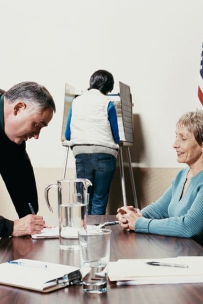 - Tiene derecho de recibir una boleta nueva, antes de entregarla, si comete o cree que ha cometido un error: Si en algún momento piensa que ha cometido un error al votar, pida una boleta nueva y entregue la boleta dañada antes de que le den la nueva. ________________________ Si tiene dudas sobre su derecho al voto llame al (888) VE-Y-VOTA/(888) 839-8682 ________________________ ¿Cómo voto en mi estado? Entra aquí para lugares y horarios