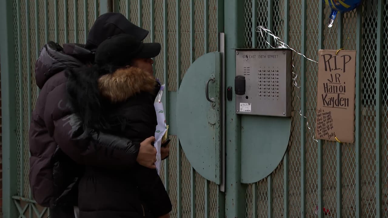 Hasta el momento la policía no ha informado sobre la identidad del joven que está en custodia como persona de interés, ni se le han presentado cargos.
<br>