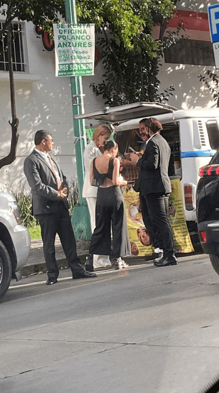 Por otro lado, durante su visita a tierra azteca, la exesposa de Tom Cruise aprovechó para caminar por las calles de la ciudad y fue captada comprando
<b>alimentos artesanales en una esquina</b>.
<br>