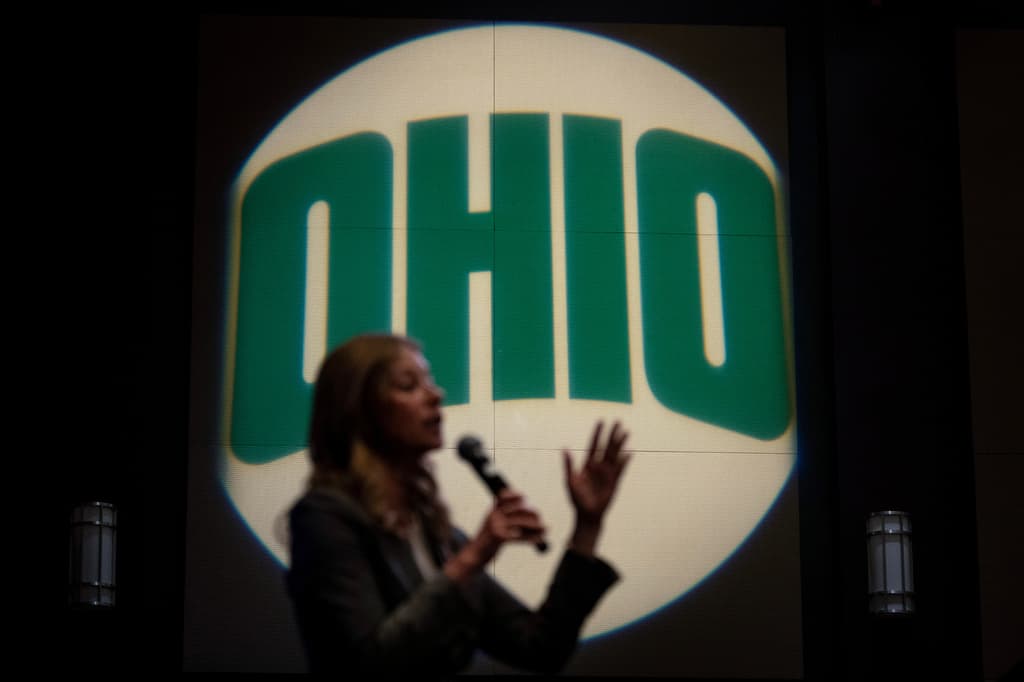 La semana en video: El polémico video sobre la candidata demócrata de Ohio; el aumento en la electricidad y el gas; la muerte de otro mexicano a manos de ICE