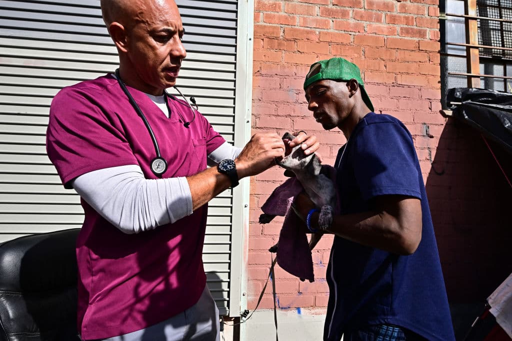 El veterinario, de 53 años, explicó a Richards cómo debe administrarle el medicamento a su mascota, de manera segura.