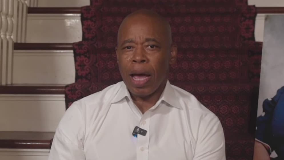 Los candidatos restantes en la carrera por la alcaldía de la ciudad de Nueva York reaccionaron a la decisión del actual alcalde Eric Adams de suspender su campaña y dejar de buscar la reelección.