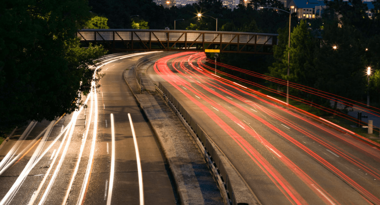 Atraviesa tres ciudades densamente pobladas: San Antonio, Austin y Dallas, pero no solo se distingue por su tamaño, sino por lo peligrosa que es.