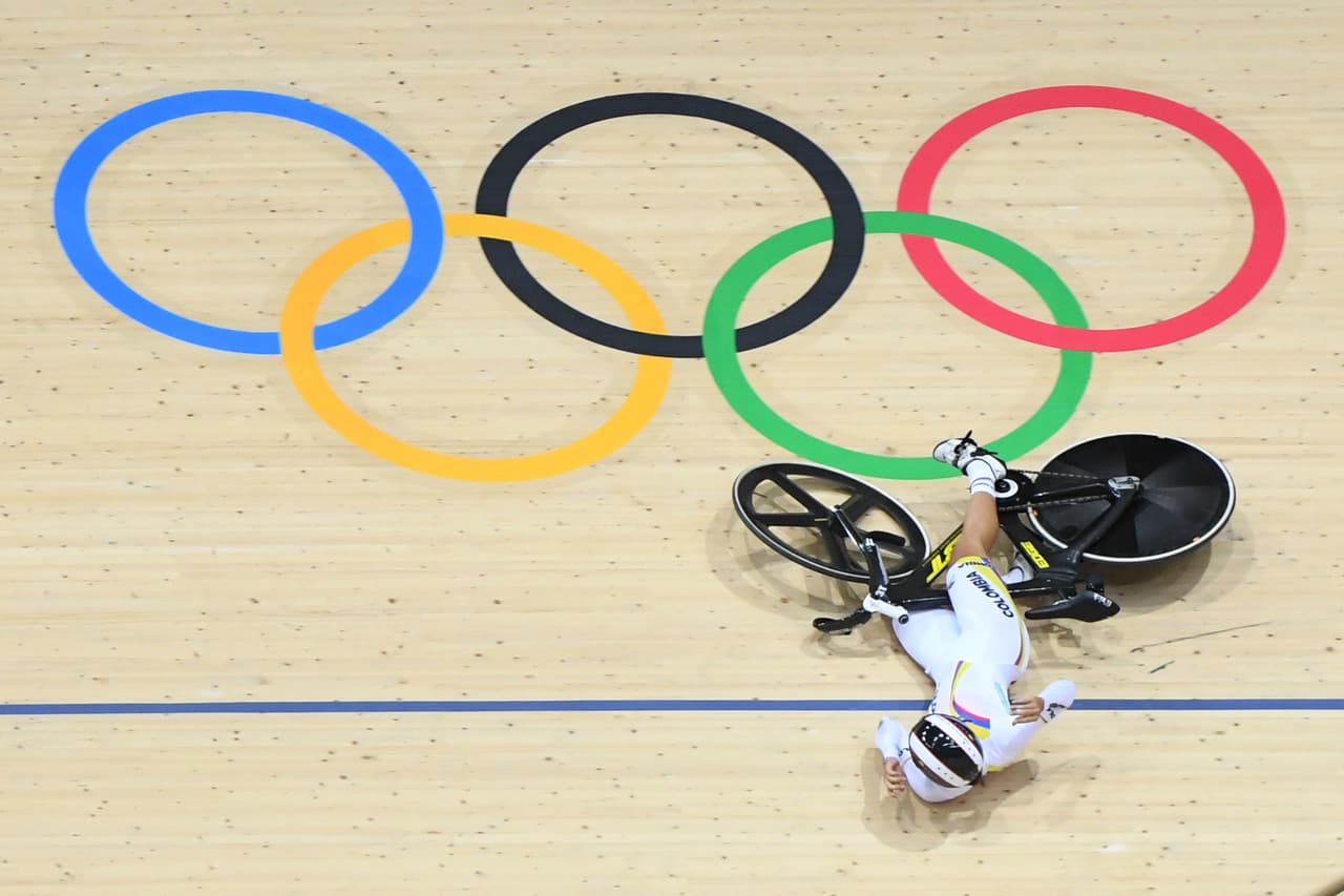 La ciclista colombiana Martha Bayona cayó a la duela del velódromo al tocar la bicicleta de la rusa Voinova y quedó eliminada de la lucha por medallas.