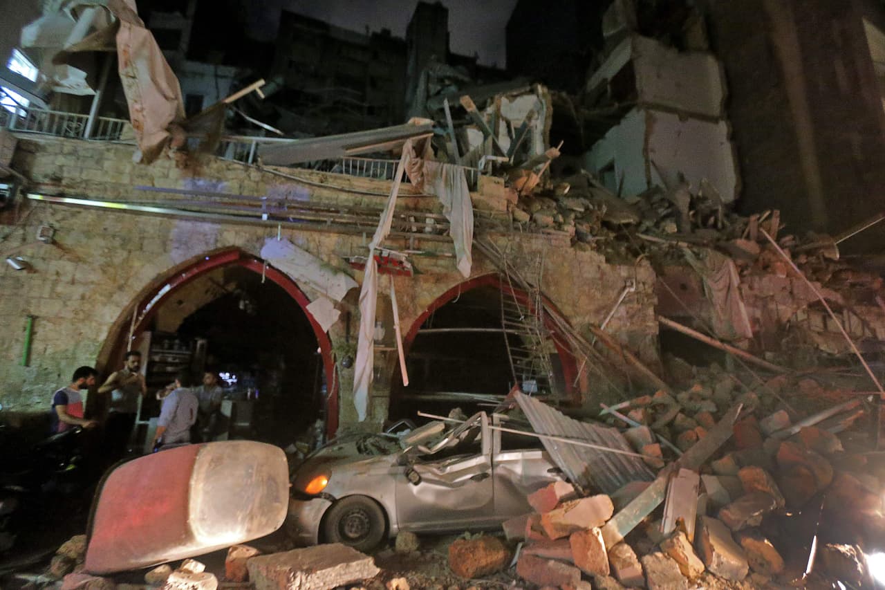 La destrucción en el centro de la ciudad. El primer ministro solicitó la ayuda de los países "amigos y hermanos" del Líbano, que atraviesa la peor crisis económica desde el final de la guerra civil (1975-1990).