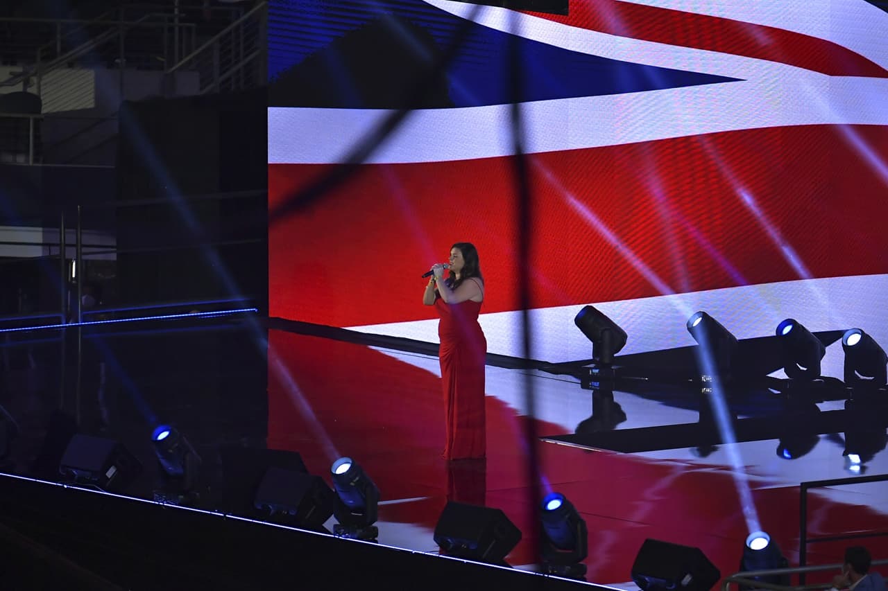 Saúl 'Canelo' Álvarez le dio una tunda al peleador británico, le cerró por completo un ojo y provocó que ya no saliera al noveno round después del castigo que recibió en 8 asaltos dominados por el mexicano.