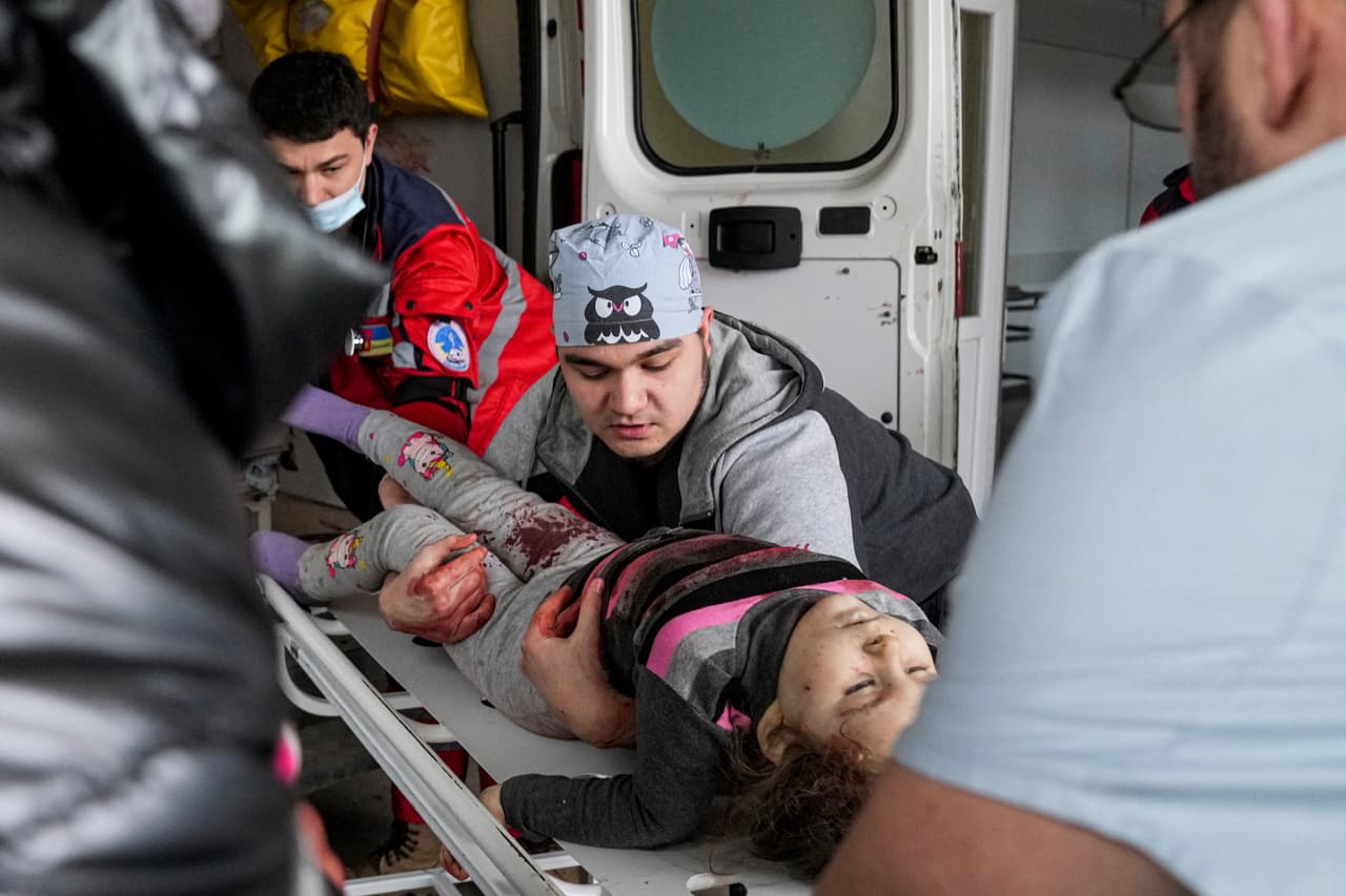 Médicos transportan a una niña de seis años herida durante un bombardeo en la ciudad portuaria de Mariupol, al este de Ucrania. La niña no sobrevivió.