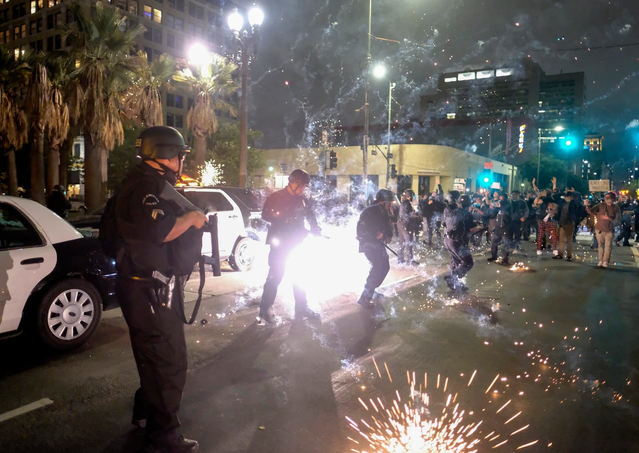 La Policía de Los Ángeles (LAPD)
<b> <a href="https://www.univision.com/local/los-angeles-kmex/continuan-las-protestas-por-la-muerte-de-george-floyd-piden-evitar-el-centro-de-los-angeles">declaró ilegal la asamblea de personas en el distrito centro de la ciudad </a>a las a las 9:24 p.m. citando "repetidos actos de violencia y daños a la propiedad".</b>