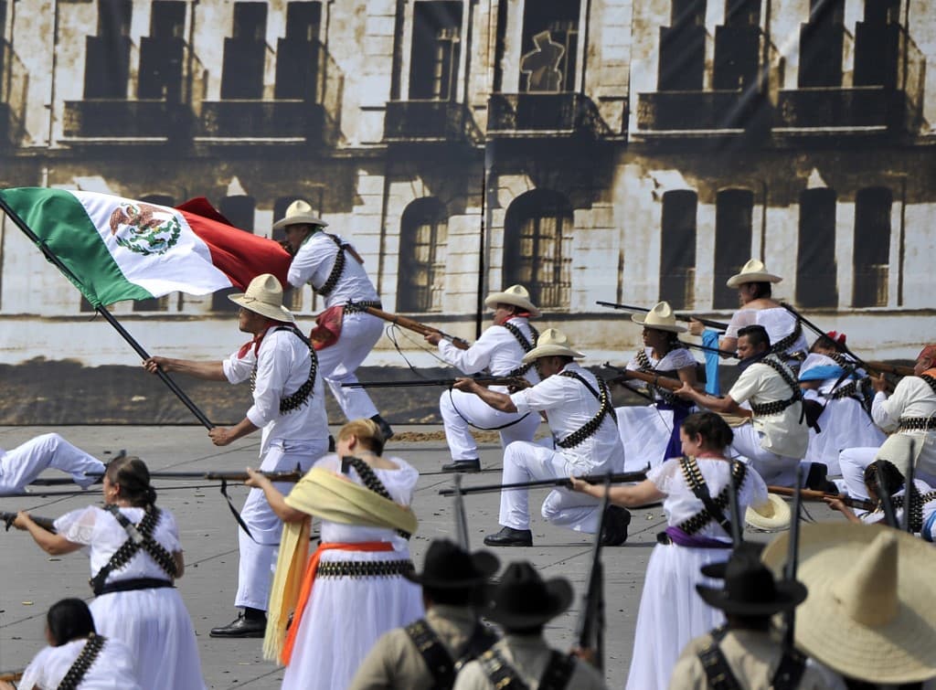 El país se encontraba dividido entre los convencionistas y los constitucionalistas hasta que fue convocado un Congreso Constituyente encargado de redactar una nueva Carta Magna para el país que concluyó junto con un plan de reunificación cuando el 5 de febrero de 1917 fue promulgada la nueva Constitución, fecha considerada como el fin de la Revolución Mexicana.