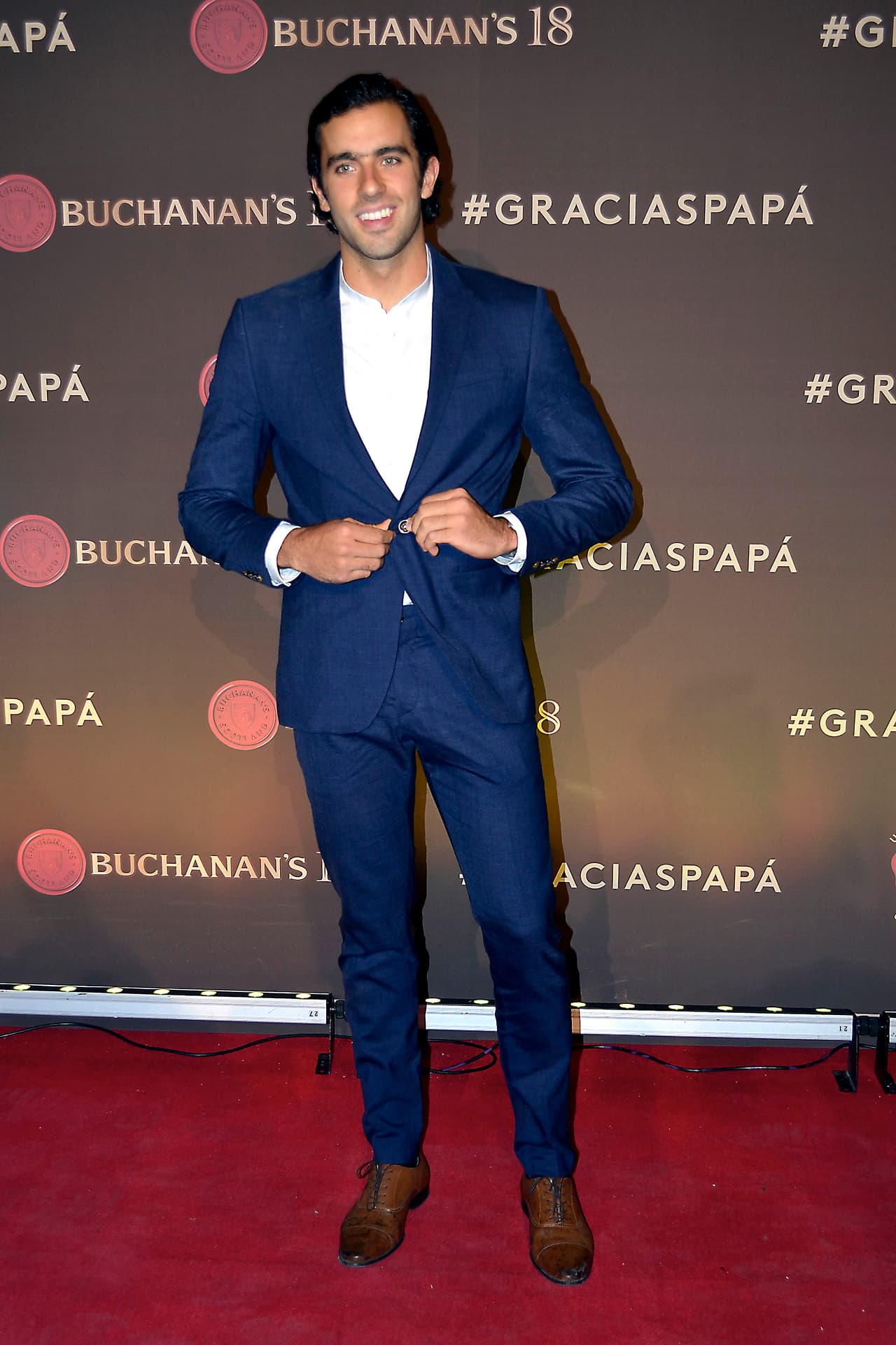 “Desde los castings se ha manejado que para nada será amanerado, ni afeminado, porque eso es un cliché y no va por ahí. Busco más los detalles, las miradas, los silencios y las acciones”, aseguró.